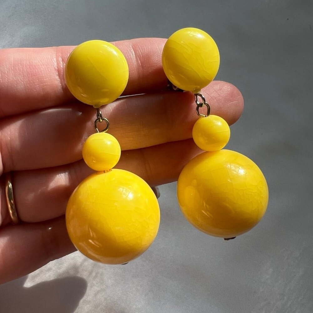 Chunky MCM Lemon Yellow Lucite Dangle Costume Fashion Estate Clip On Earrings - Picture 1 of 9